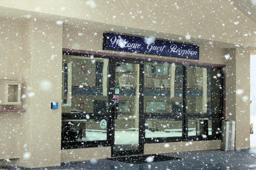 Red Arrow Inn & Suites, A Travelodge By Wyndham Montrose Ngoại thất bức ảnh